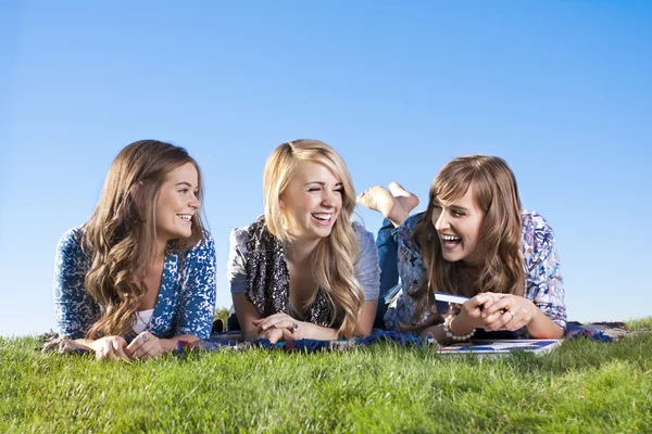 Vrouwen spelen buiten lachen — Stockfoto