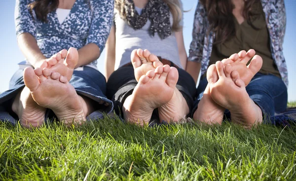 Piedi scalzi femminili all'aperto — Foto Stock