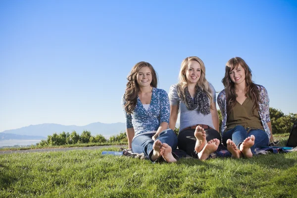 Drie vrouwen buitenshuis — Stockfoto