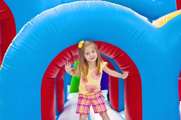 Enfant sur aire de jeux gonflable — Photo
