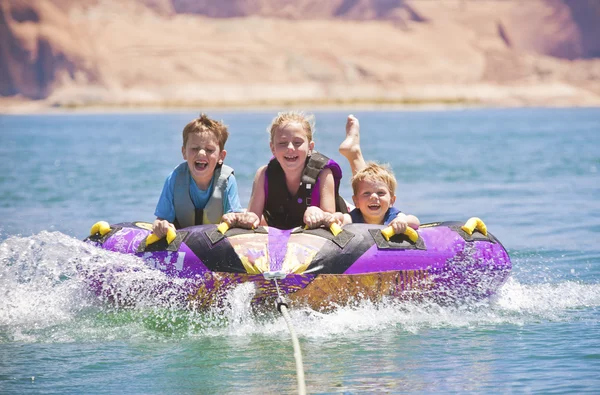 Les enfants s'amusent sur le lac — Photo