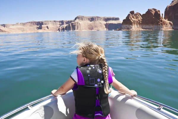 Dziewczyny, pływanie łódką na jezioro powell — Zdjęcie stockowe