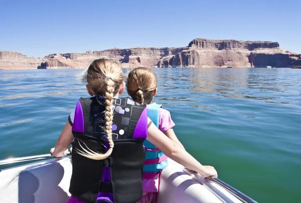 Mädchen beim Bootfahren am Lake Powell — Stockfoto