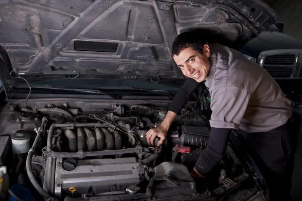 Reparatie automonteur onder de motorkap — Stockfoto