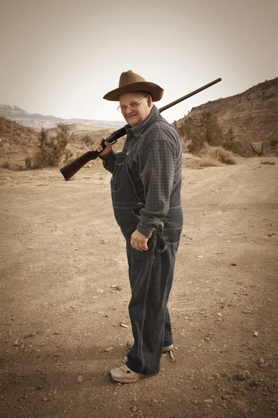 Uomo anziano con fucile — Foto Stock