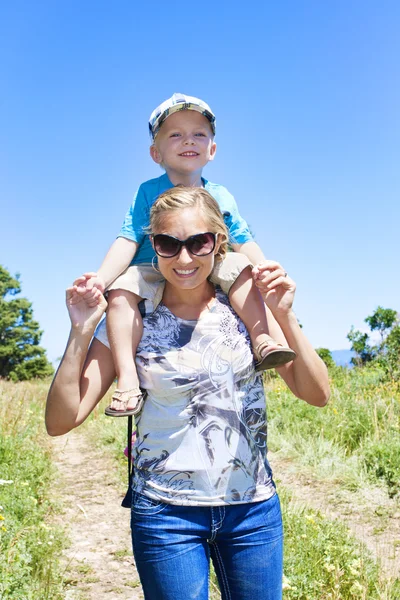 Familienwanderung in den Bergen — Stockfoto