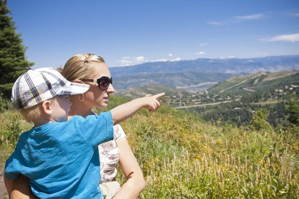 Kind zeigt auf die Berge — Stockfoto