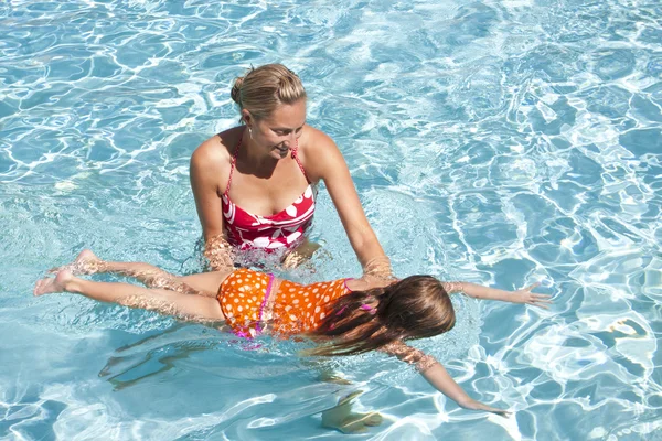 Kleines Mädchen lernt schwimmen — Stockfoto