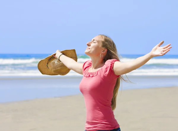 Mulher desfrutando do sol — Fotografia de Stock