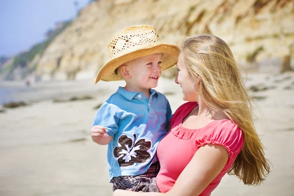 Lindo niño sonriente y madre —  Fotos de Stock