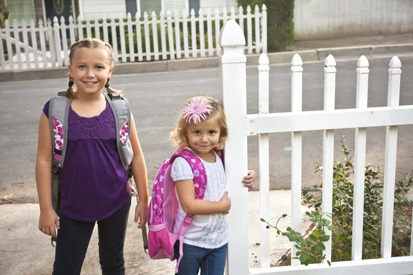 Niños que van a la escuela — Foto de Stock