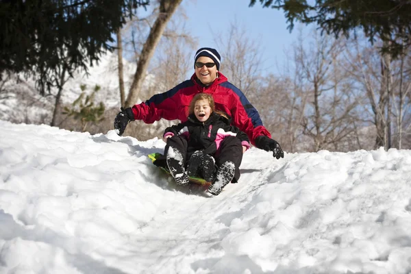 Familie plezier samen sneeuw rodelen — Stockfoto