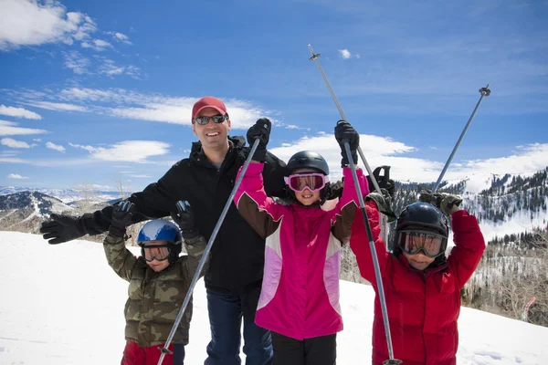 Familie plezier op een ski-oord — Stockfoto