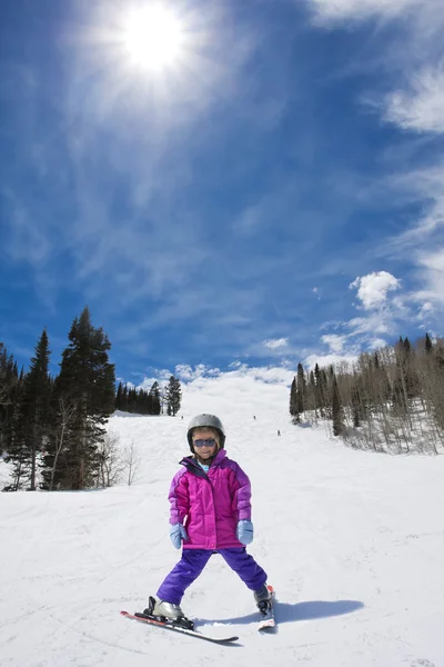 Jonge skiër skiën beneden — Stockfoto