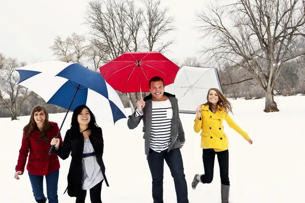 Pessoas sob seus guarda-chuvas para ficar fora da chuva ou da neve — Fotografia de Stock