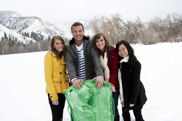 Jóvenes adultos trineo de nieve — Foto de Stock