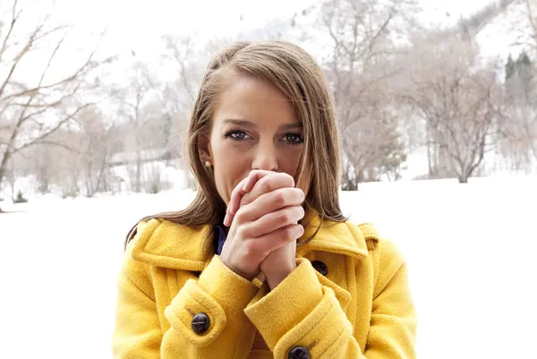 Frau bei kaltem Winterwetter — Stockfoto