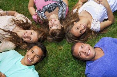 genç arkadaş eğlenmek