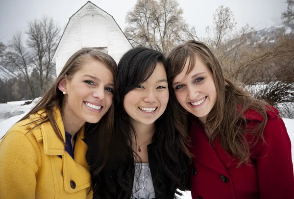 Jeunes femmes souriantes — Photo