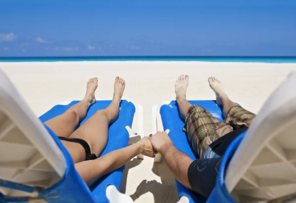 Op een afgelegen strand (echt) paar — Stockfoto