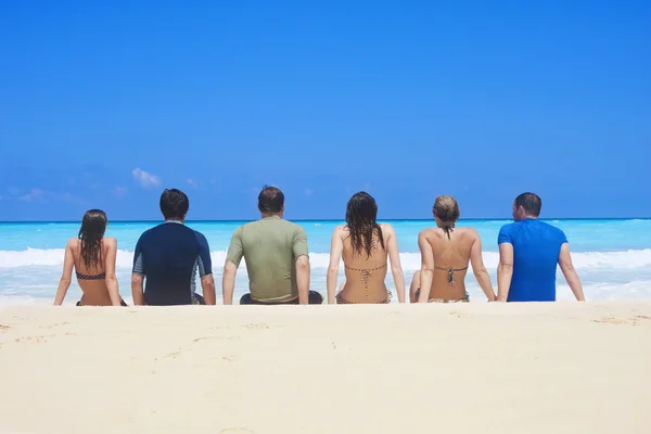 Young adults on the beach — Stock Photo, Image