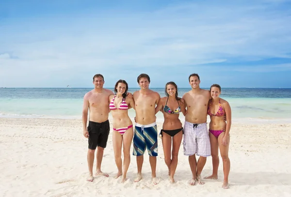 Jovens adultos na praia — Fotografia de Stock
