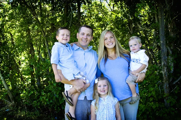 Mooie en gelukkige familie — Stockfoto