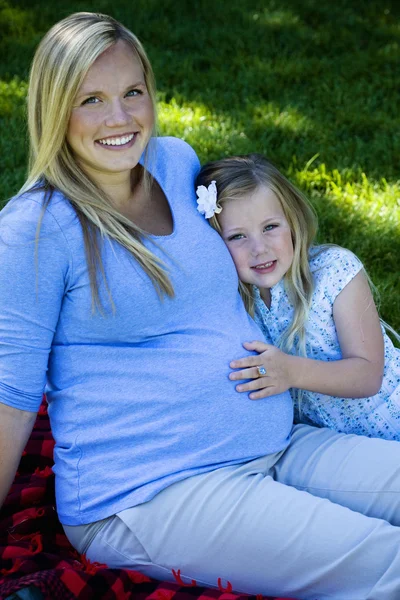 Zwangere moeder en haar dochter — Stockfoto