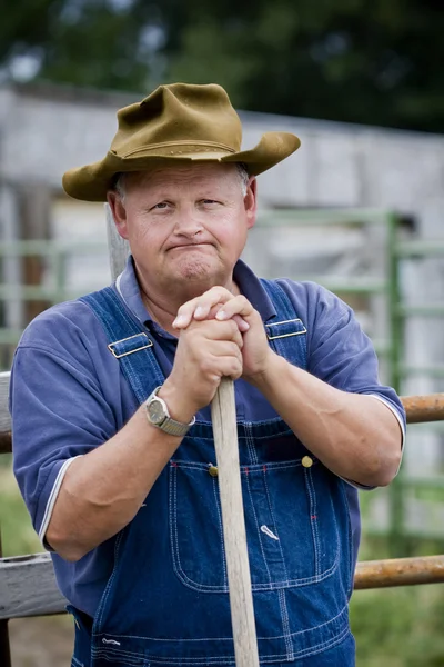 Starý, frustrovaný farmář — Stock fotografie