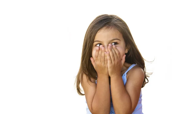 Маленькая девочка со смешным выражением лица — стоковое фото