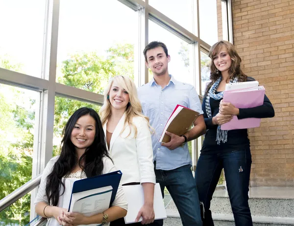 Männliche und weibliche Studenten — Stockfoto