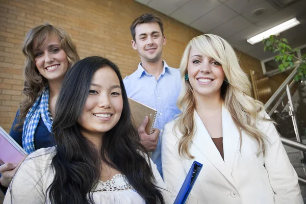 Quattro giovani studenti attraenti — Foto Stock