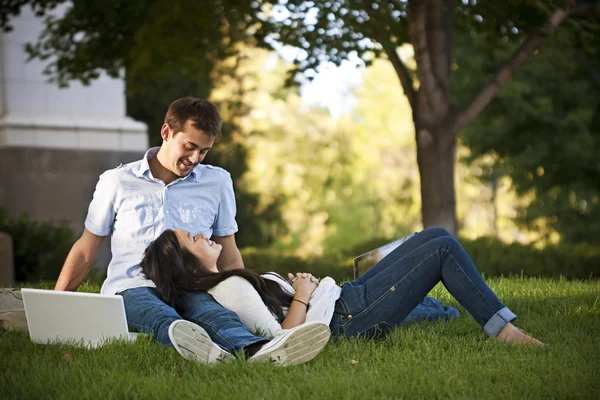 Estudiantes universitarios enamorados —  Fotos de Stock