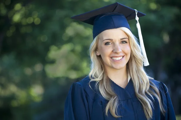 Atractiva graduada femenina —  Fotos de Stock