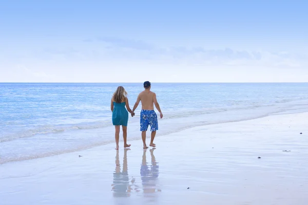 Kumsalda yürüyen çift. — Stok fotoğraf