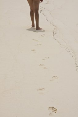 Sahilde ayak izleri.