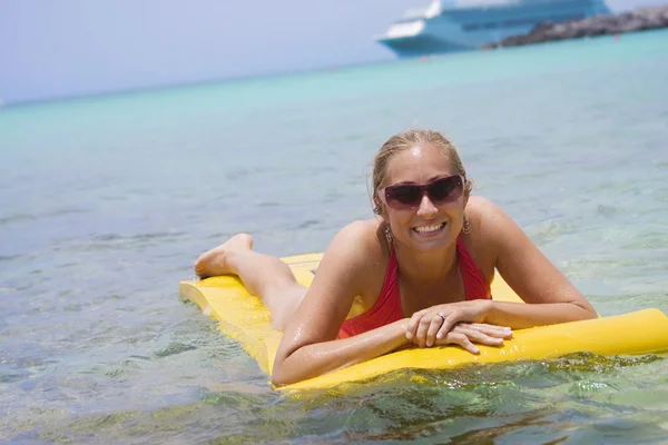 Mujer en un crucero de vacaciones —  Fotos de Stock