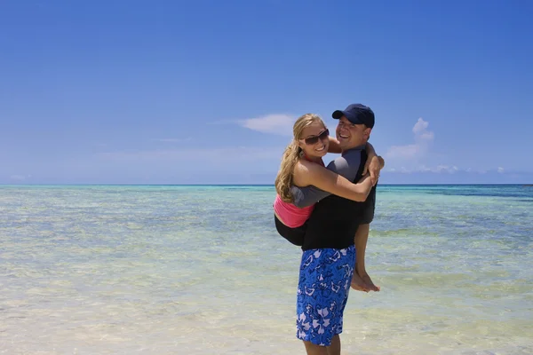 Couple playing in the Ocean — Stock Photo, Image