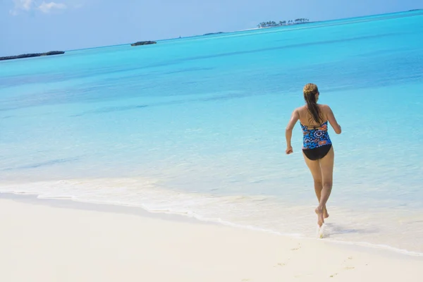 Mujer entrando en el océano — Foto de Stock