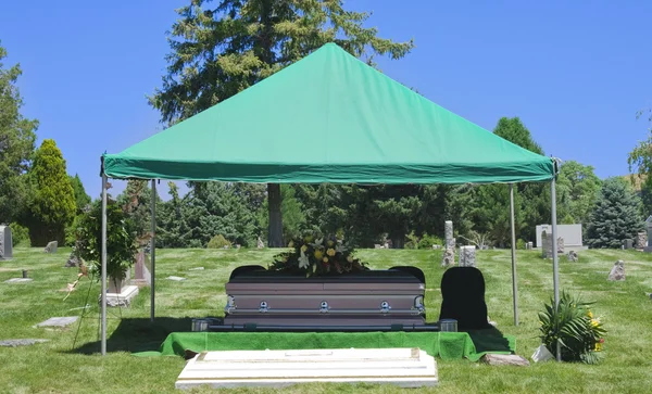 Похоронный гроб на кладбище — стоковое фото