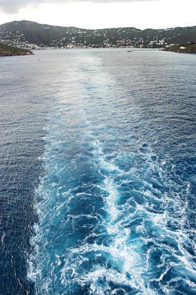 Синій океан води — стокове фото