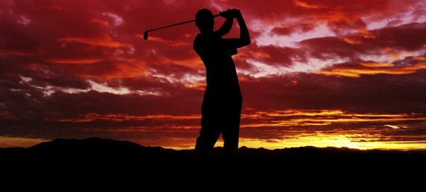 Swing de golf al atardecer —  Fotos de Stock