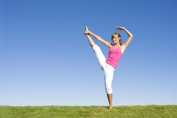 Mulher fazendo Fitness e Yoga — Fotografia de Stock