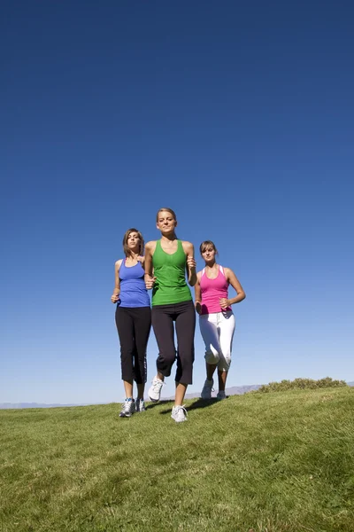 Kvinnliga joggare kör — Stockfoto