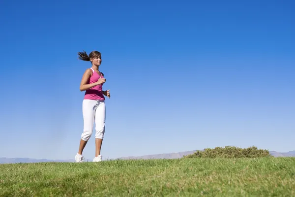 Frau joggt im Freien — Stockfoto