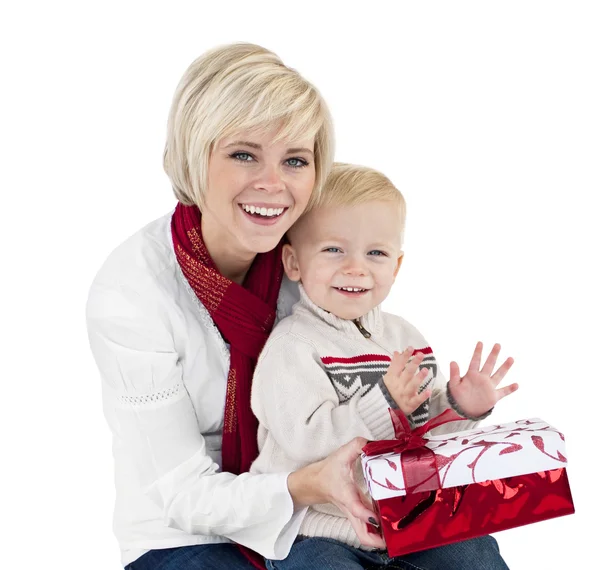 Madre e hijo abren regalos de Navidad — Foto de Stock