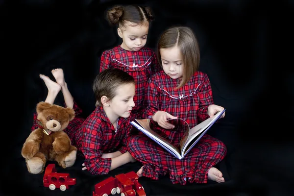 Kinderen in de nacht voor Kerstmis — Stockfoto