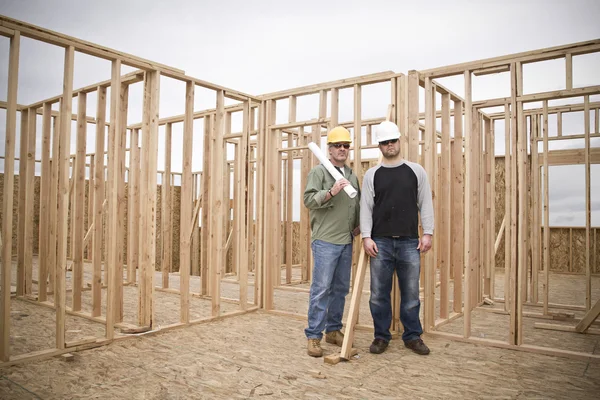 Entrepreneurs en construction dans une maison inachevée — Photo