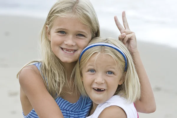 Zwei Mädchen, die zusammen spielen — Stockfoto