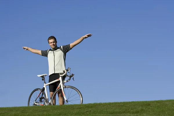 Мужчина с дорожным велосипедом — стоковое фото
